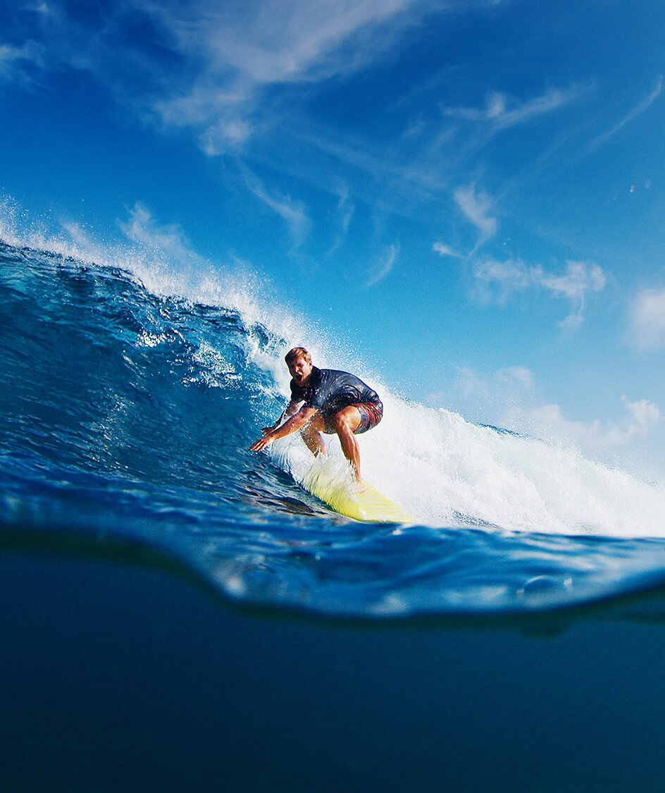 Tiki Surf School - Surfeur sur une vague